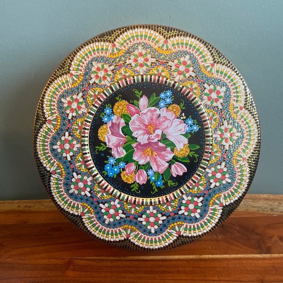 VTG Enamel English round colorful floral tin. Storage cottagecore shabby chic - Picture 2 of 7